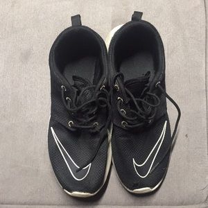 Black nike roches